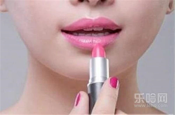 擦口红嘴唇起皮怎么办，擦口红嘴唇为什么起皮 护肤 第5张