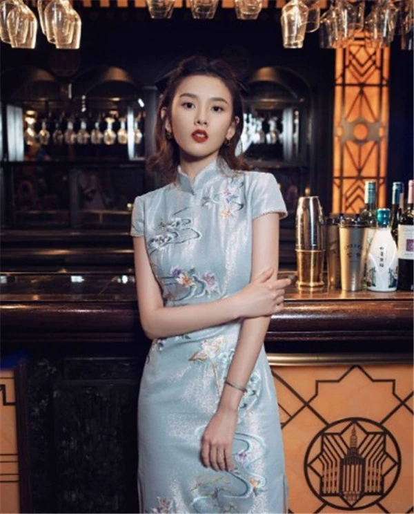 冷感色调眼影搭配金色亮片尽显古灵精怪 眼影 金色亮片 第11张 冷感色调眼影搭配金色亮片尽显古灵精怪 眼影 金色亮片 第11张