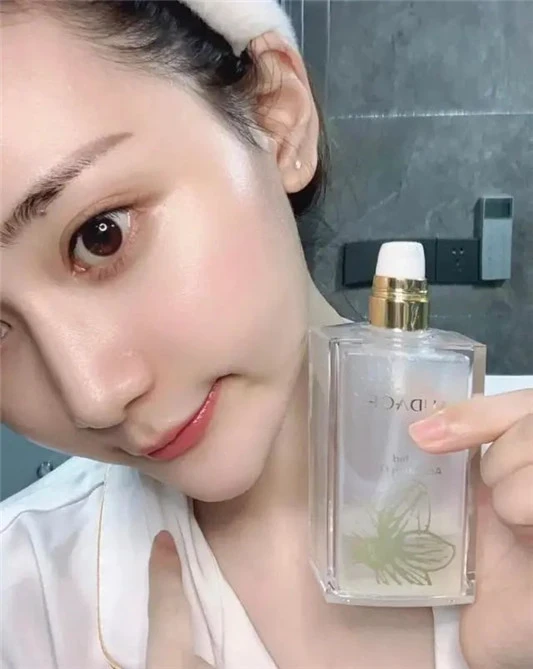 金晨才是「护肤达人」，直言黑眼圈轻了，尤其是这几个东西，绝了 护肤 第4张