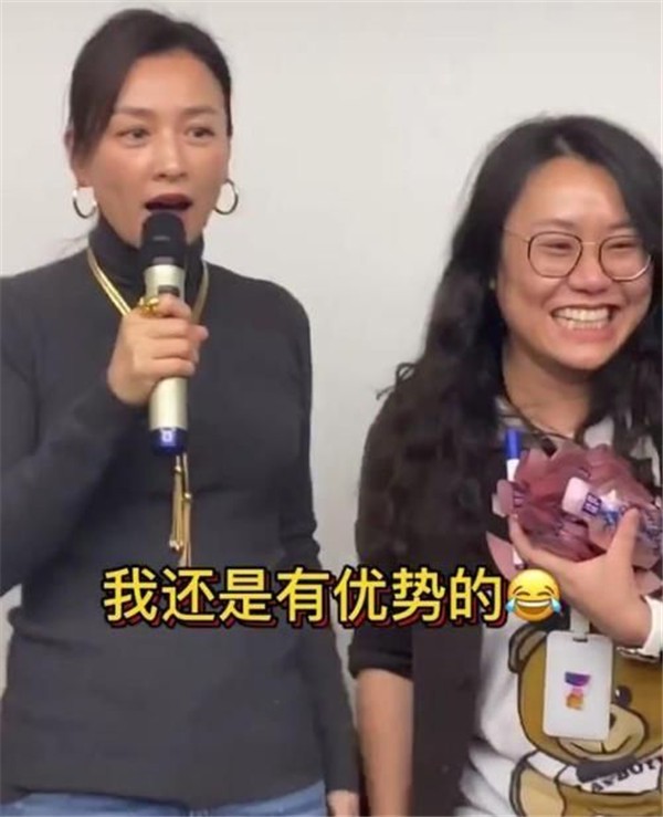 张庭短袖搭配背带裤造型年轻十足，张庭素颜 张庭 背带裤 第1张