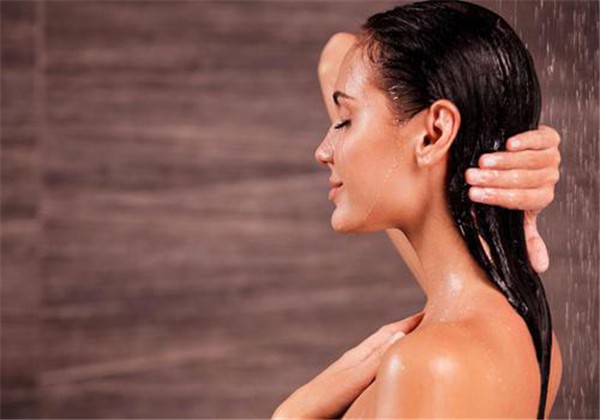 夏天洗冷水澡好吗，洗个澡还能洗出病来！赶紧看看这些洗澡误区！ 护肤 第2张