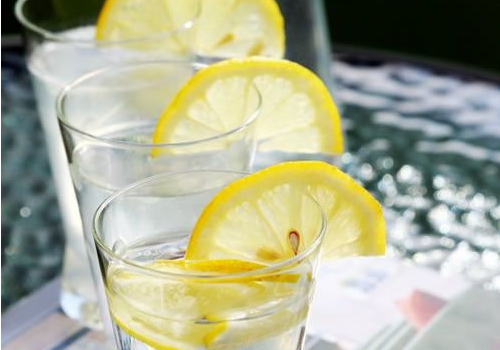 白天喝柠檬水不会变黑，含丰富的维生素C有润肠作用 柠檬水 作用 第1张