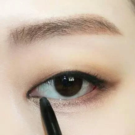 单眼皮化妆的步骤有哪些，　单眼皮眼妆眼影的颜色以自然为主 单眼皮 眼妆眼影 第3张
