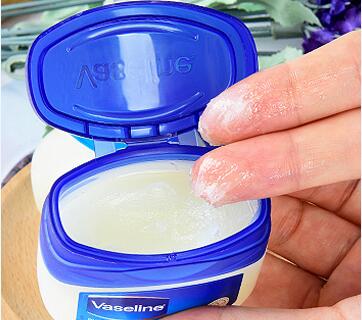 凡士林晶冻拿来涂睫毛有什么作用，告别睫毛膏的时代来临 凡士林 凡士林晶冻涂抹睫毛 凡士林晶冻涂抹睫毛方法步骤图片 美容 第1张