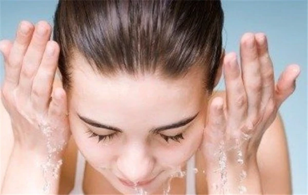 蜂蜜洗脸可润滑肌肤帮助排毒，有抗衰老、防干燥的功效 蜂蜜洗脸 功效 第3张