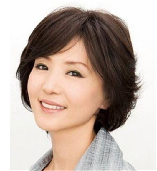 适合40一50岁的圆脸中年女发型有哪些 发型 中年发型 美妆 第1张