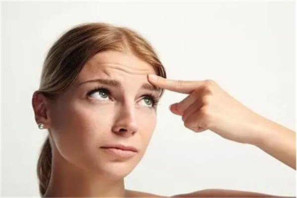 脸上皱纹哪种因素造成的，脸部的皱纹还能去掉吗 脸上 皱纹 第1张