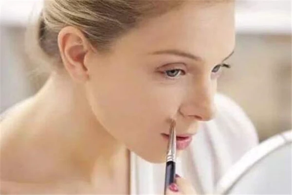 嘴角化妆卡粉要注意嘴角卫生，注重面部保湿导致不卡粉 卡粉 面部保湿 第2张