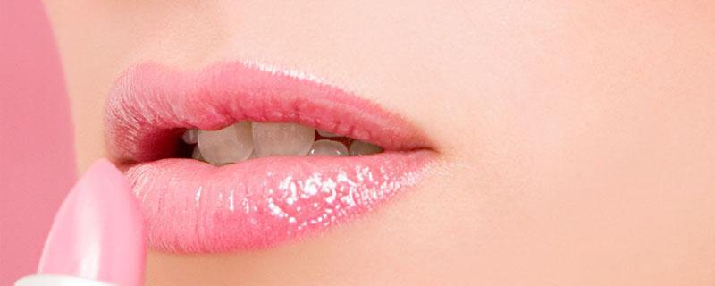 润唇膏可以涂着睡觉吗，润唇膏可以晚上涂吗 护肤 第1张