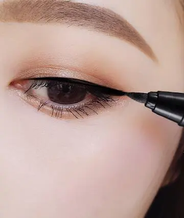 初学化妆怎么画眼线，手把手教你眼线步骤图片 眼线 初学者画好眼线 初学者画好眼线教程步骤图片 美妆 第3张