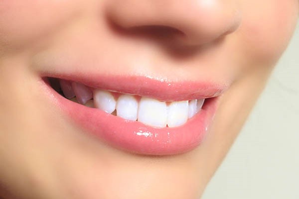 嘴唇干裂脱皮怎么办，嘴唇保养应该怎么做 嘴唇 第1张