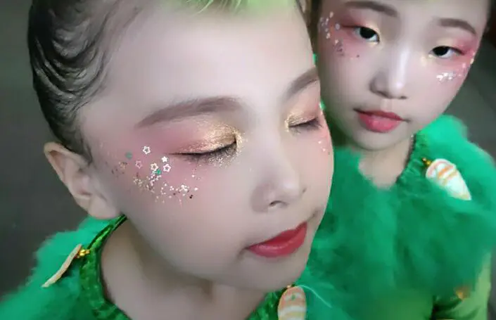 儿童表演妆眼影怎么化妆,舞台妆眼影画法步骤图 眼影 儿童表演妆眼影 儿童表演妆眼影怎么画步骤图片 美妆 第2张 儿童表演妆眼影怎么化妆,舞台妆眼影画法步骤图 眼影 儿童表演妆眼影 儿童表演妆眼影怎么画步骤图片 美妆 第2张