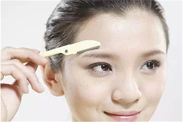 口红会吸收细菌，阳光下香水会发生变化导致红肿 口红 香水 第1张