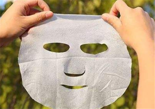 敷面膜坐着敷会让皮肤下垂，敷面膜不躺下会脸下垂 敷面膜 皮肤下垂 第1张