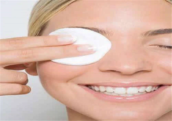 涂了粉底液要卸妆吗，涂粉底液用什么卸妆好，具体怎么卸妆 护肤 第3张