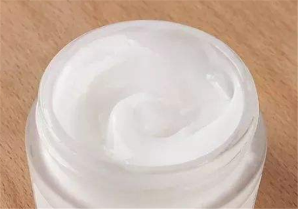 护肤品擦了脸上黏的原因，抹上面霜刺痛怎么回事 护肤品 脸上黏 第1张