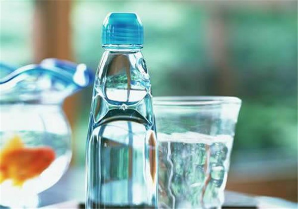 天天用矿泉水敷脸好吗，矿泉水必须这么用才能发挥出美容效果 护肤 第1张