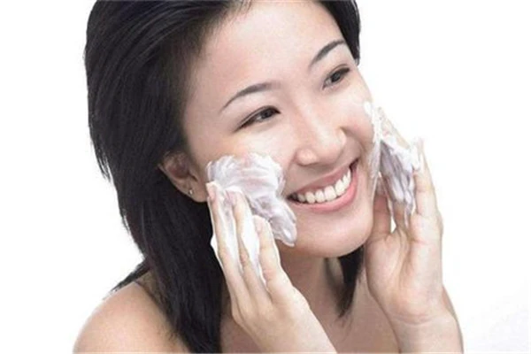 秋季皮肤干燥的原因，皮肤干燥瘙痒用什么药 皮肤 干燥 第2张