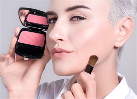 化妆打腮红和不打腮红有什么区别，腮红的正确打法 腮红 打腮红 打腮红和不打腮红的区别 美妆 第1张