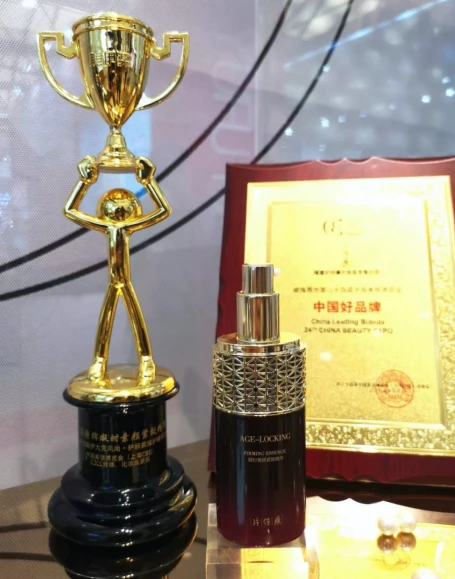 减龄小心机，片仔癀牌凝时素颜紧致精华，唤醒莹润Q弹少女肌 片仔癀 凝时素颜紧致精华 美妆 第2张