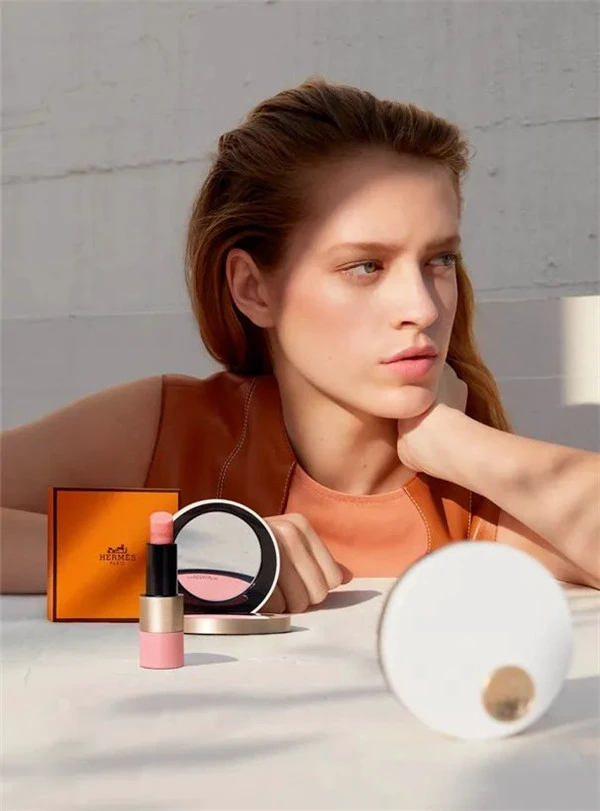 唇膏之后，Hermès 爱玛仕推出腮红，还有专用迷你手袋 Hermès 爱玛仕 腮红 第2张