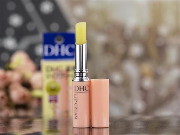 涂了润唇膏几分钟可以涂口红 润唇膏 润唇膏的正确用法 润唇膏的作用 美妆 第2张