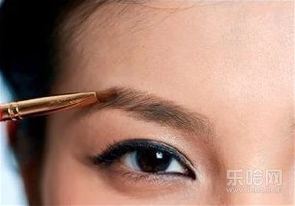 怎么画眉毛显年轻，5步骤打造减龄眉 护肤 第3张