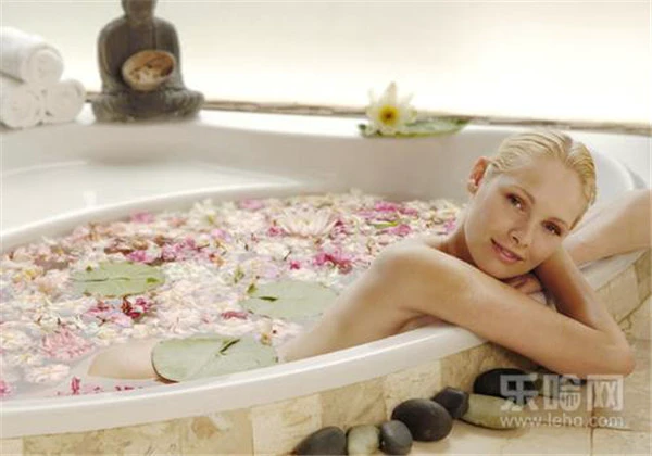 用什么泡澡对皮肤好，泡澡水中加点料皮肤变得更好 护肤 第4张