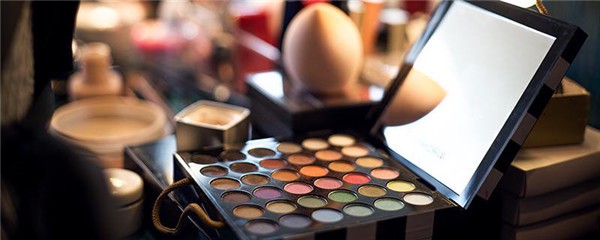 化完妆卡粉怎么补救,为什么别人化妆很光滑 护肤 第1张 化完妆卡粉怎么补救,为什么别人化妆很光滑 护肤 第1张