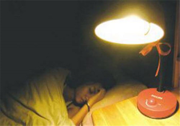 开灯睡觉皮肤会变黑吗 护肤 第1张 开灯睡觉皮肤会变黑吗 护肤 第1张