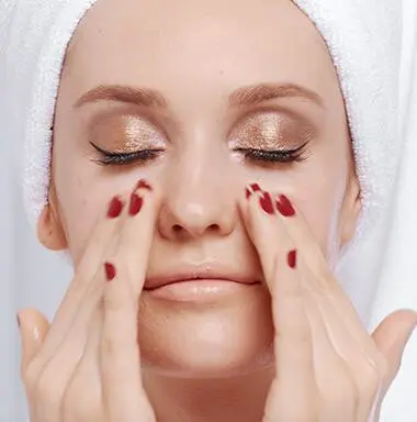 忘记卸妆直接睡觉会怎样，经常不卸妆对皮肤伤害 卸妆 经常不卸妆睡觉 经常不卸妆睡觉对皮肤有什么危害图片 美妆 第2张