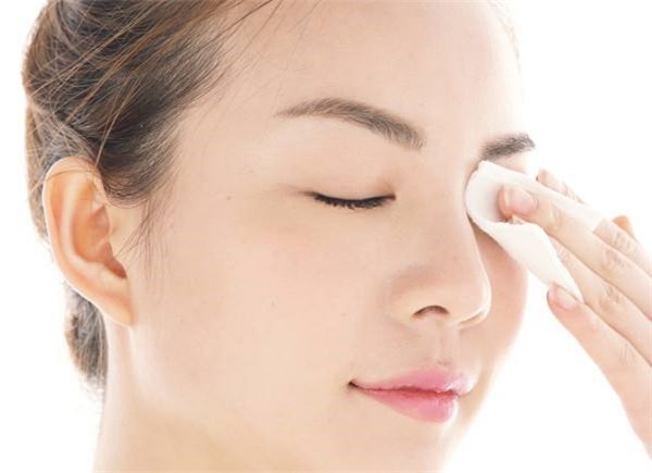 卸妆水的正确使用方法,卸妆水使用后的二次清洁 卸妆水 二次清洁 第1张 卸妆水的正确使用方法,卸妆水使用后的二次清洁 卸妆水 二次清洁 第1张