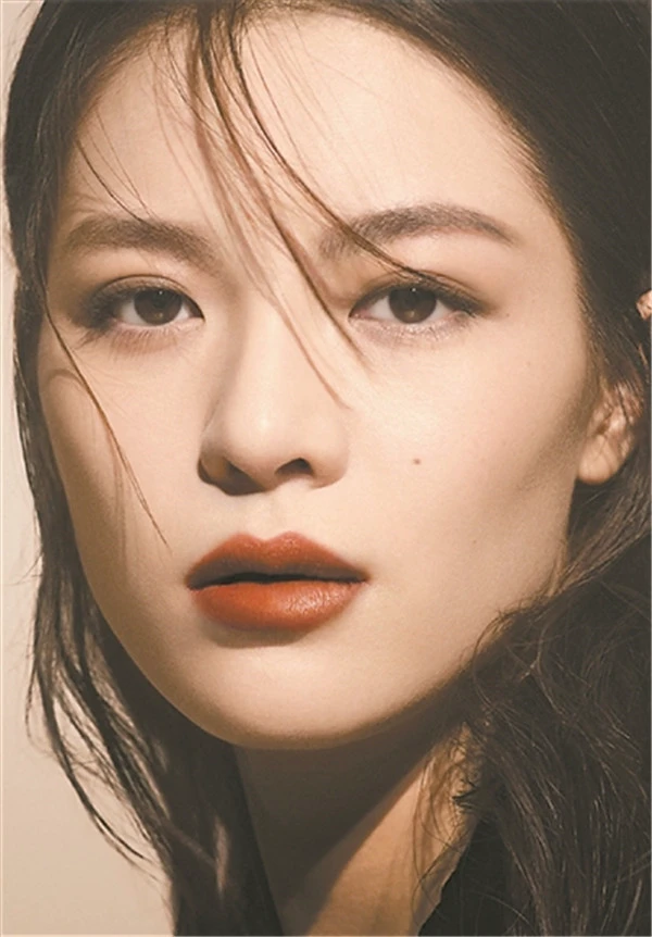 色彩机构发布秋冬流行色，烧砖啡低调庄重妆容首选 烧砖啡 流行 第4张