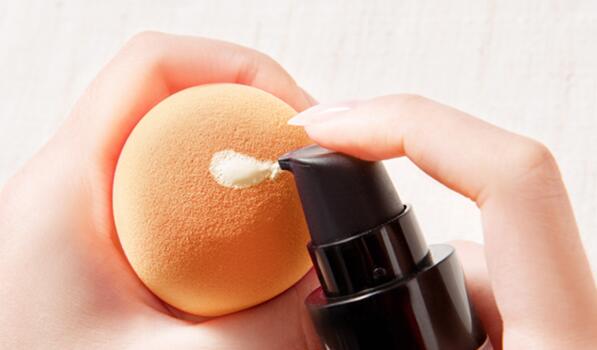 化妆用美妆蛋还是手上妆好，底妆工具正确使用方法 上妆 美妆蛋 美妆蛋和手上妆有什么区别 美妆 第1张