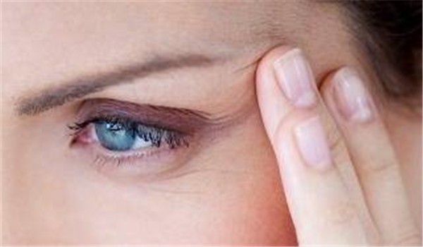 消除鱼尾纹用精华液保养，保持眼部水分减少黑色素沉着 鱼尾纹 保养 第1张