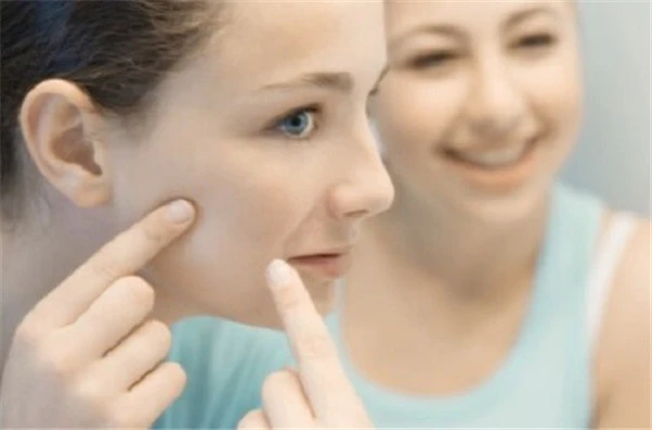 挤完痘痘后怎样消除红肿 护肤 第2张