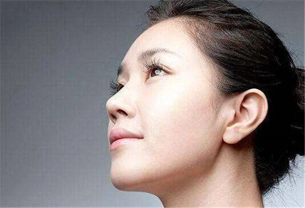 去除脸上黑斑要及时排毒，多喝水帮助皮肤保持水嫩 脸上 黑斑 第2张