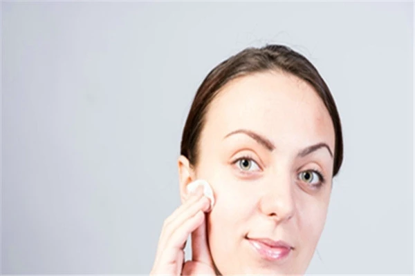 巧妙去除闭口粉刺的方法：选择适合自己肤质的化妆品 闭口 粉刺 第2张