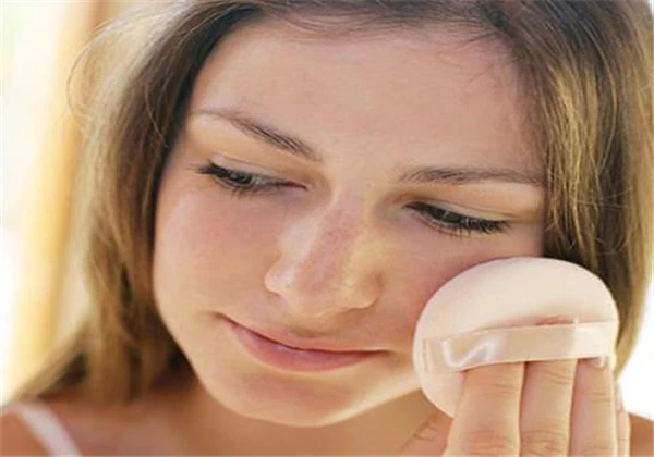 粉底液和粉饼的顺序，涂粉底液后怎样涂粉饼 护肤 第4张