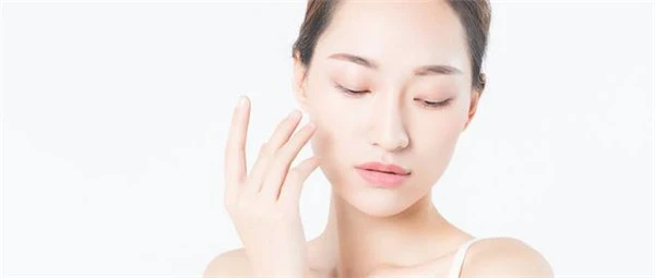 卸妆膏和卸妆水的不同特性,卸妆膏适用肤质和人群 卸妆膏 卸妆水 第2张 卸妆膏和卸妆水的不同特性,卸妆膏适用肤质和人群 卸妆膏 卸妆水 第2张