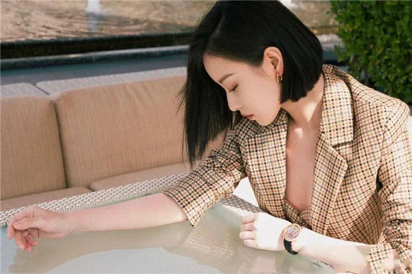 杨紫梳短发造型高级感十足，杨紫短发发型编发 杨紫 短发 第6张