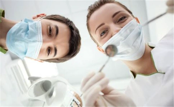 刚带牙套后疼痛到底是怎么回事呢,牙齿带牙套痛怎么办 牙套 疼痛 第2张 刚带牙套后疼痛到底是怎么回事呢,牙齿带牙套痛怎么办 牙套 疼痛 第2张