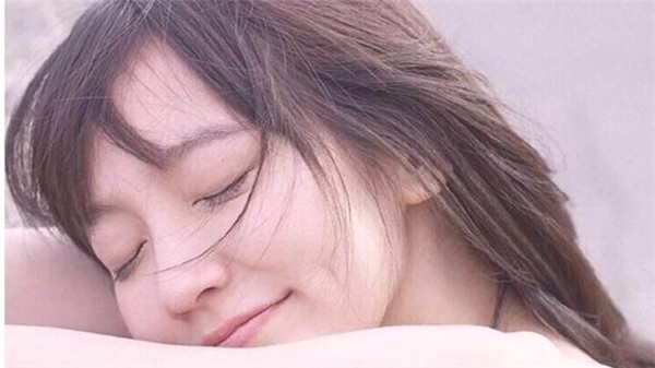 卸妆膏和卸妆水的不同特性,卸妆膏适用肤质和人群 卸妆膏 卸妆水 第1张 卸妆膏和卸妆水的不同特性,卸妆膏适用肤质和人群 卸妆膏 卸妆水 第1张