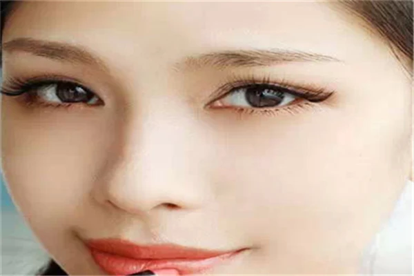 口红会吸收细菌，阳光下香水会发生变化导致红肿 口红 香水 第2张