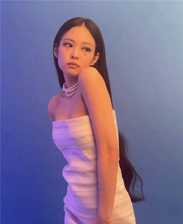 Jennie烟熏妆的爱心痣成焦点，桃心痣的人 Jennie 爱心痣 第3张