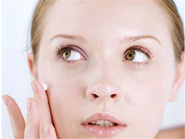 产生鱼尾纹的原因：阳光暴晒紫外线作用或情绪波动 鱼尾纹 原因 第1张