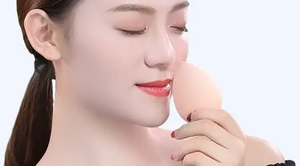 化妆用美妆蛋还是手上妆好，底妆工具正确使用方法 上妆 美妆蛋 美妆蛋和手上妆有什么区别 美妆 第3张