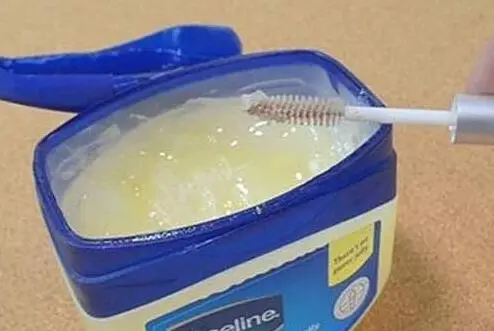 凡士林晶冻拿来涂睫毛有什么作用，告别睫毛膏的时代来临 凡士林 凡士林晶冻涂抹睫毛 凡士林晶冻涂抹睫毛方法步骤图片 美容 第2张