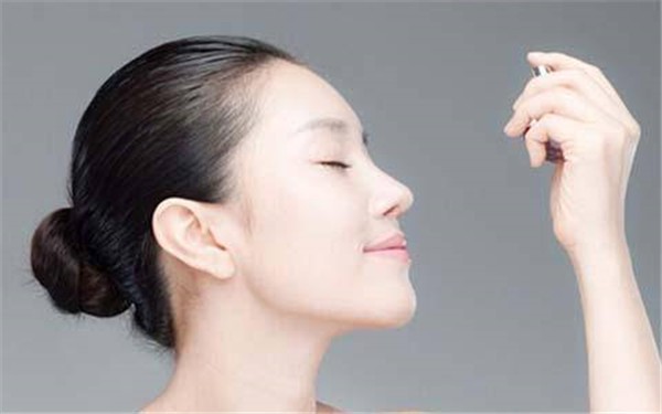 缓解脸部出油要少化妆，勤洗脸及时清理油脂 脸部 出油 第1张