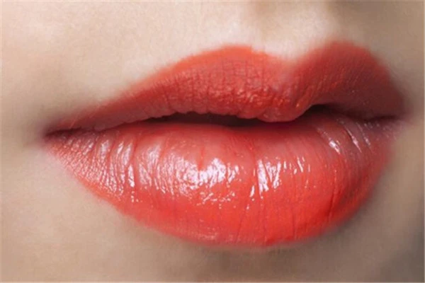 嘴唇太厚应该如何改变,经常舔嘴唇会造成唇部脱皮 嘴唇 脱皮 第2张 嘴唇太厚应该如何改变,经常舔嘴唇会造成唇部脱皮 嘴唇 脱皮 第2张